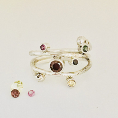 Zilveren draadring met gekleurde zirkonia"s