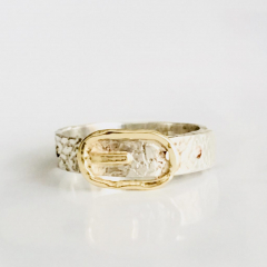 Zilveren riemring met gouden gesp