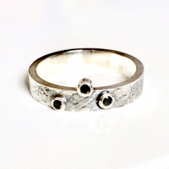 Zilveren ring met zwarte zirkonia's