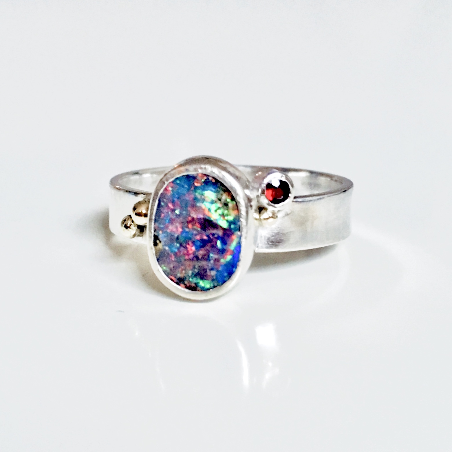 Zilveren ring met doublet opaal, granaat en gouden bolletjes