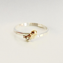 Zilveren ring met zirkonia en gouden bolletje