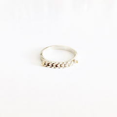 Zilveren ring met ketting en gouden bolletjes