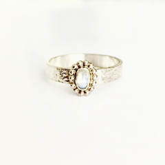 Zilveren ring met pareldraad en maansteen