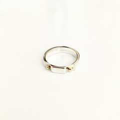 Zilveren ring met gouden bolletjes