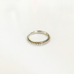 Zilveren ring met bewegende buitenring van pareldraad