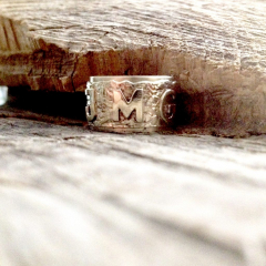 Zilveren ring met initialen en ingewalst kant